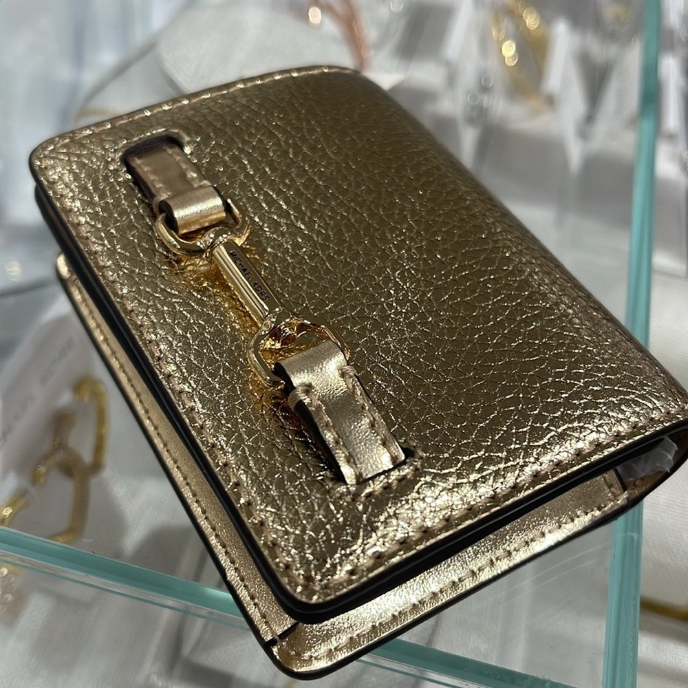 MICHAEL KORS
Carson Small Metallic Pebbled Leather Wallet
Pale Gold 
NWT - Picture 13 of 16